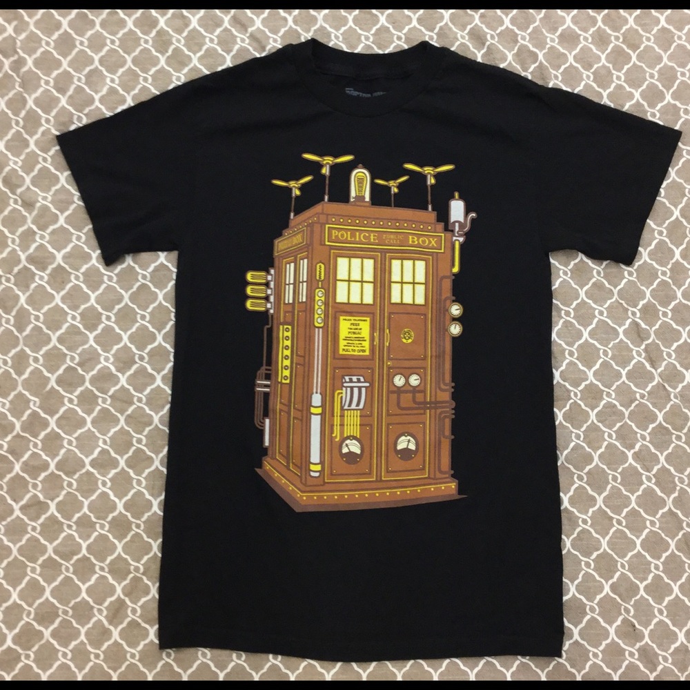 Doctor Who phone booth tshirt size S☎️
